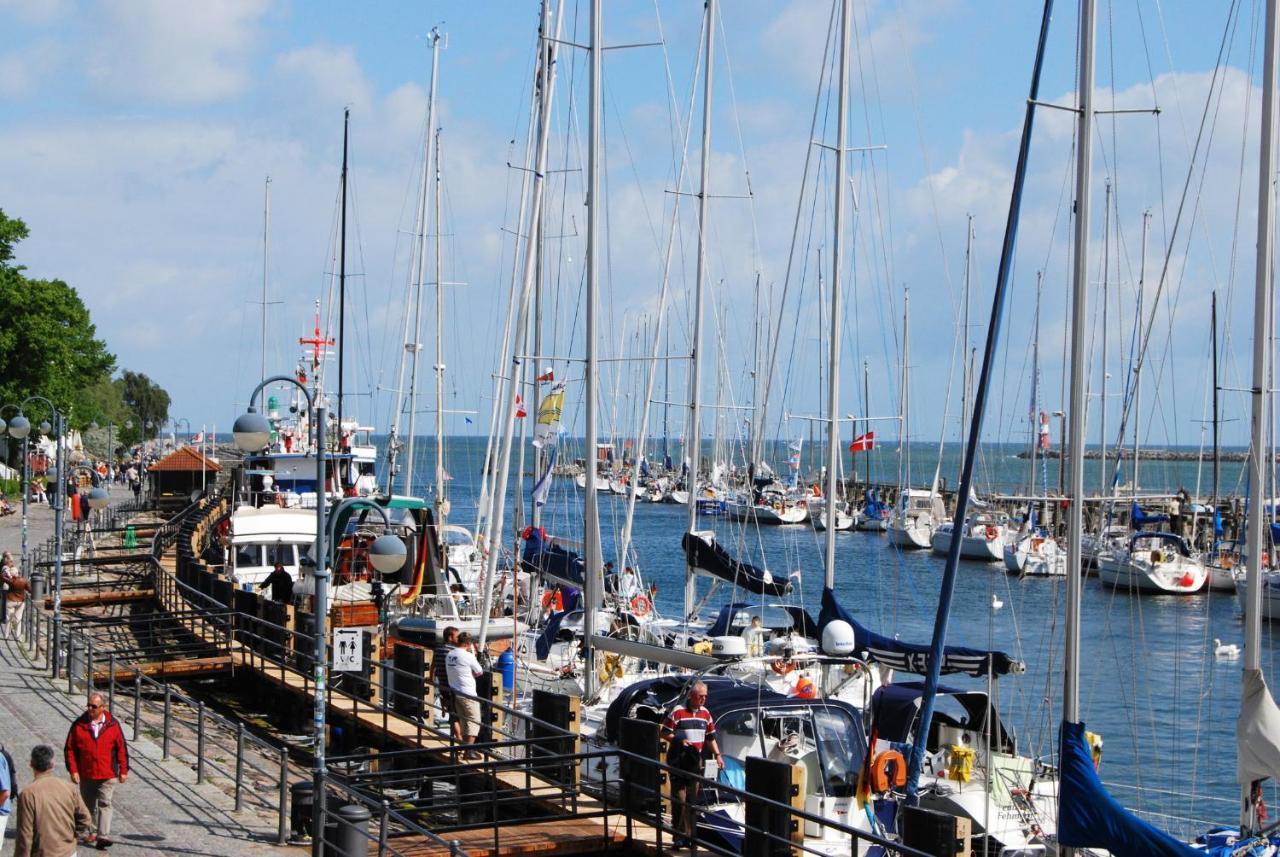 Warnemuende Am Alten Strom *